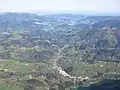 アメスケタの町（中央手前）とギプスコア県北部の風景