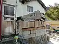 墓の外柵を流用した家屋