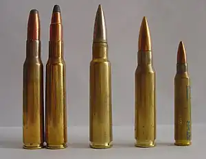 2発の7x57mm マウザー弾(左)、次に7.5x55mm / GP 11弾(中央).308ウィンチェスター弾(右).223レミントン弾(最も右)
