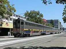 併用軌道上を走るカリフォルニア・カーオークランド・ジャック・ロンドン・スクエア駅付近にて 2011年