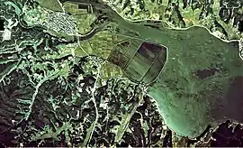 穴川(1975年)写真の中央にウナギ養殖場が見られる。(国土交通省 国土地理院 地図・空中写真閲覧サービスの空中写真を基に作成)