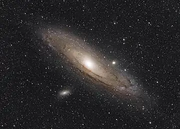 局所銀河群最大の渦巻銀河アンドロメダ銀河 (M31)。M31の左下に見える銀河はM110、M31の核の右に重なるように見える銀河はM32。
