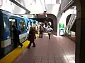 自然光が差し込むアングリニョン駅