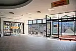 駅舎と温泉施設の出入口