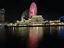 式場とコスモクロックが汽車道前の水面に浮かぶ