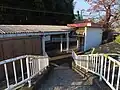 石山寺方面ホームの中ほどにある出入口(2023年11月)
