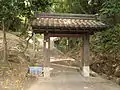 1番目の門山号も寺号も書かれていないため見落としやすい。すぐ右横に伯太彦神社鳥居と石段がある。
