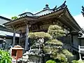 大師堂と右前に逆松