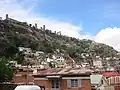 丘の上にある建物が女王宮