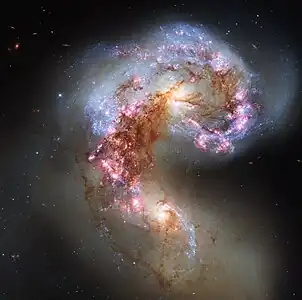 2013年11月に公開された、HSTの広視野カメラ3 (WFC3) で撮像されたアンテナ銀河 (NGC 4038&4039) の画像。