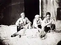 生きたライオンを連れたイラン人たち。（アントワン・セヴルギン（英語版） 撮影、1830年代–1933年頃）
