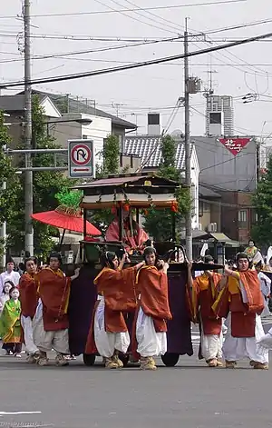 路頭の儀。腰輿(およよ)に乗る斎王代