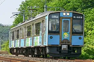 主力車両の青い森701系(2023年7月8日 乙供駅 - 上北町駅間)