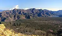 竜ヶ岳から望む御坂山地と青木ヶ原、右中央に西湖