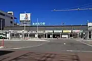 4代目駅舎（東口）と東口広場（2011年7月）