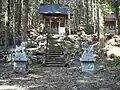 青鬼神社、右は諏訪社