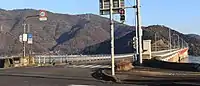 接続する南側の国道27号から望む青戸大橋