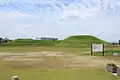 墳丘横景右に後円部、左に前方部。