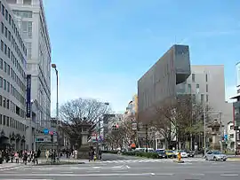 青山通りの表参道交差点