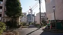 青山北町アパート(2019年2月)。奥は建設中の北青山三丁目アパート。