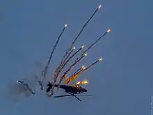 背面状態でフレアを放出するオランダ軍のAH-64D