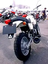 日本の50 cc超 - 125 cc以下は車体前端に白いステッカーを掲示し、車体後方には三角ステッカーを掲示する(任意)。