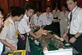 94式夏季礼服の中尉(左端)。2005年。