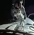 地球への帰還途上で船外活動をするエヴァンス。