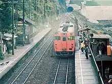 旧駅に停車中の普通列車（京都方面。1988年）