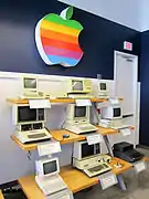 Goodwill Computer MuseumのAppleコーナーに展示されたMacintosh 128K。左上。