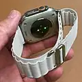 Apple Watch Ultra（裏側とアルパインループバンド）、センサー、サイドボタン、Digital Crown