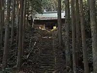 鹿島緒名太神社参道杉の木立のなかを進む