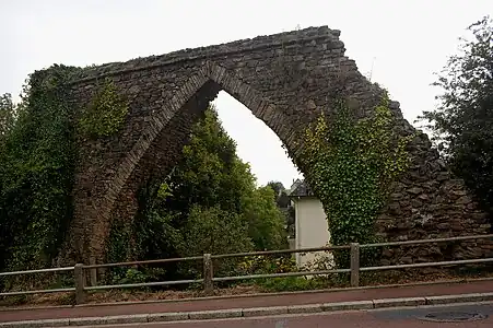 北側の尖頭アーチ部分