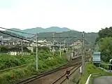 ホーム遠景、左端が山陰本線