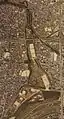かつての洗堰緑地全景。洗堰北側の放流路に沿って畑があった。(1982年(昭和57年))国土交通省 国土地理院 地図・空中写真閲覧サービスの空中写真を基に作成