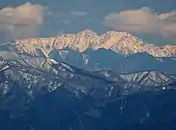 東側に南アルプスの荒川三山