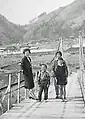 1961年頃の二代目平和橋。欄干や橋門が1928年の初代の橋とは異なる。