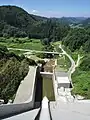 天端から荒城川下流を見下ろす