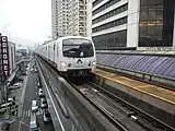 白色を主体とした全面広告塗装