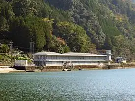 対岸から見たボートハウス駅はこの裏側にある