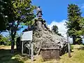 山頂にある狼煙場跡と明治天皇像