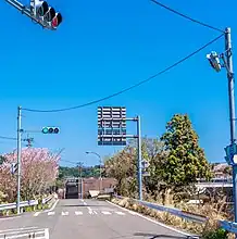 創業地(右奥)に最も近いLED信号交差点新野町入田方面