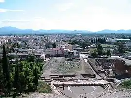 古代のアルゴス（手前）と現代のアルゴス