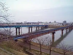 有明大橋(手前上流側はJR越後線鉄道橋)