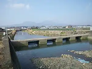 有家川下流、堰を兼ねた沈下橋