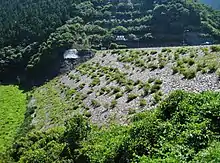 ダム堤（湖の反対側）
