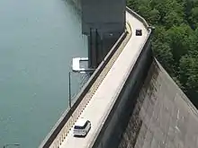 有峰ダム天端道路車両は交互通行。歩行者は道路わきの歩道を自由に通行できる。