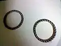 金属製のアームバンド