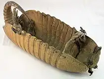 画像はアルマジロの体を使ったバッグ。羊や山羊の皮革を加工した水筒は、動物の体を加工した容器としてもっと広く知られており、この種の用途は人類史上最も古い可能性が高い。