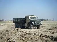 装甲キャブを装備したM923A1カーゴトラック。2008年。